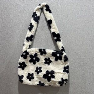 🖤🤍 NWT New Fashion Black & White Zipper Top Fuzzy Shoulder Bag – Chic! 🖤🤍